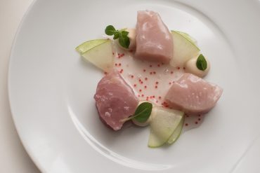 Hamachi / Mandel / Apfel / Rose vom Restaurant Dallmayr | Foto Monika Schreiner