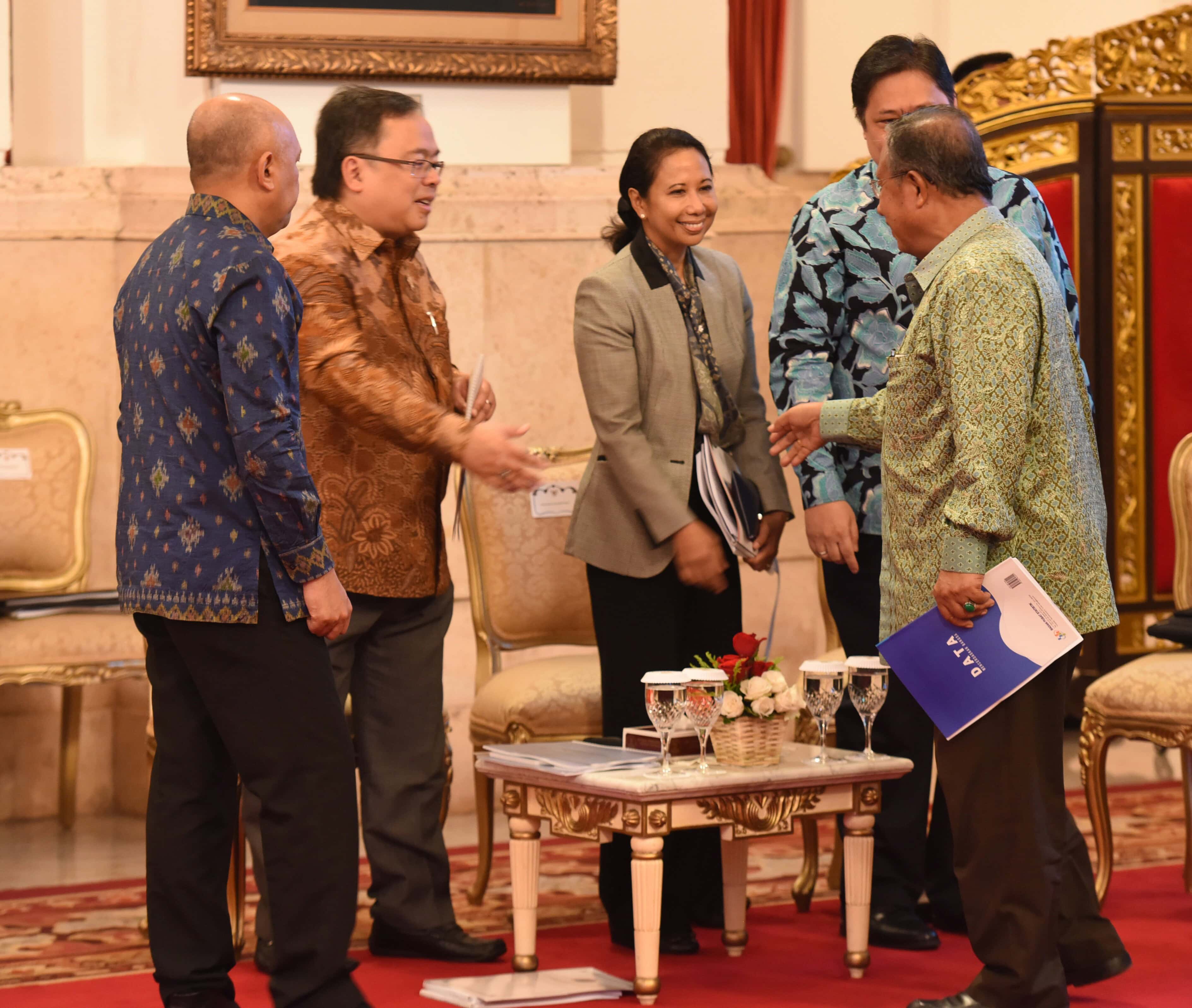 Sebelum ikuti Sidang Kabinet Paripurna, nampak beberapa menteri berdiskusi di Istana Negara, Jakarta (4/4). (Foto: Humas/Rahmat)