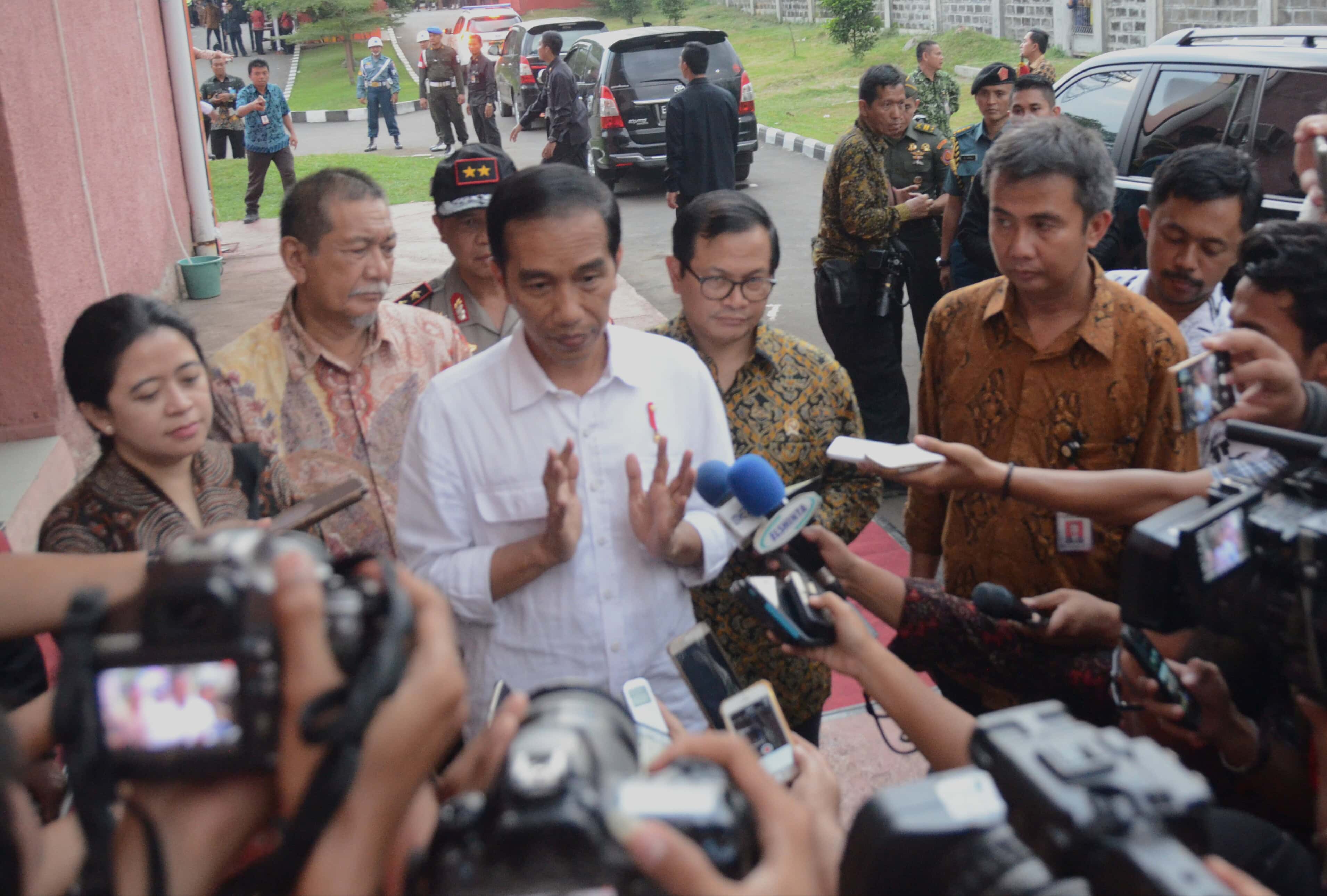 Presiden Jokowi saat menjawab pertanyaan wartawan di Cirebon, Jawa Barat, Kamis (13/4). (Foto: Humas/Rahmat)