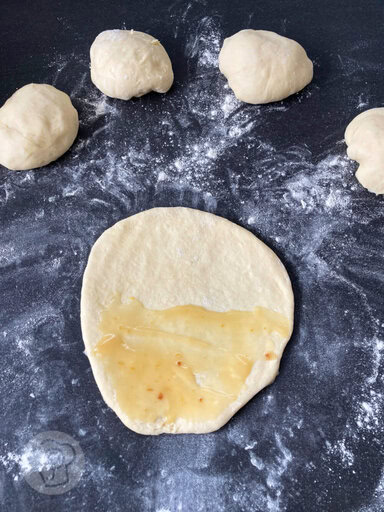 Wollknäuel Brot mit Lemon Curd 3 Rezept zum Backen: Hefezopf mal in einer anderen Form, nämlich als Wollknäuel Brot bzw. Woolroll bread. Gefüllt mit einem leckeren Lemon Curd ohne Ei. Diesen Foodtrend solltet ihr mal probieren! Küchentraum & Purzelbaum