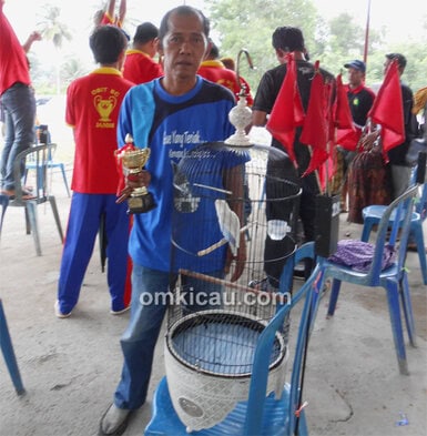 Lovebird Putri dan kru