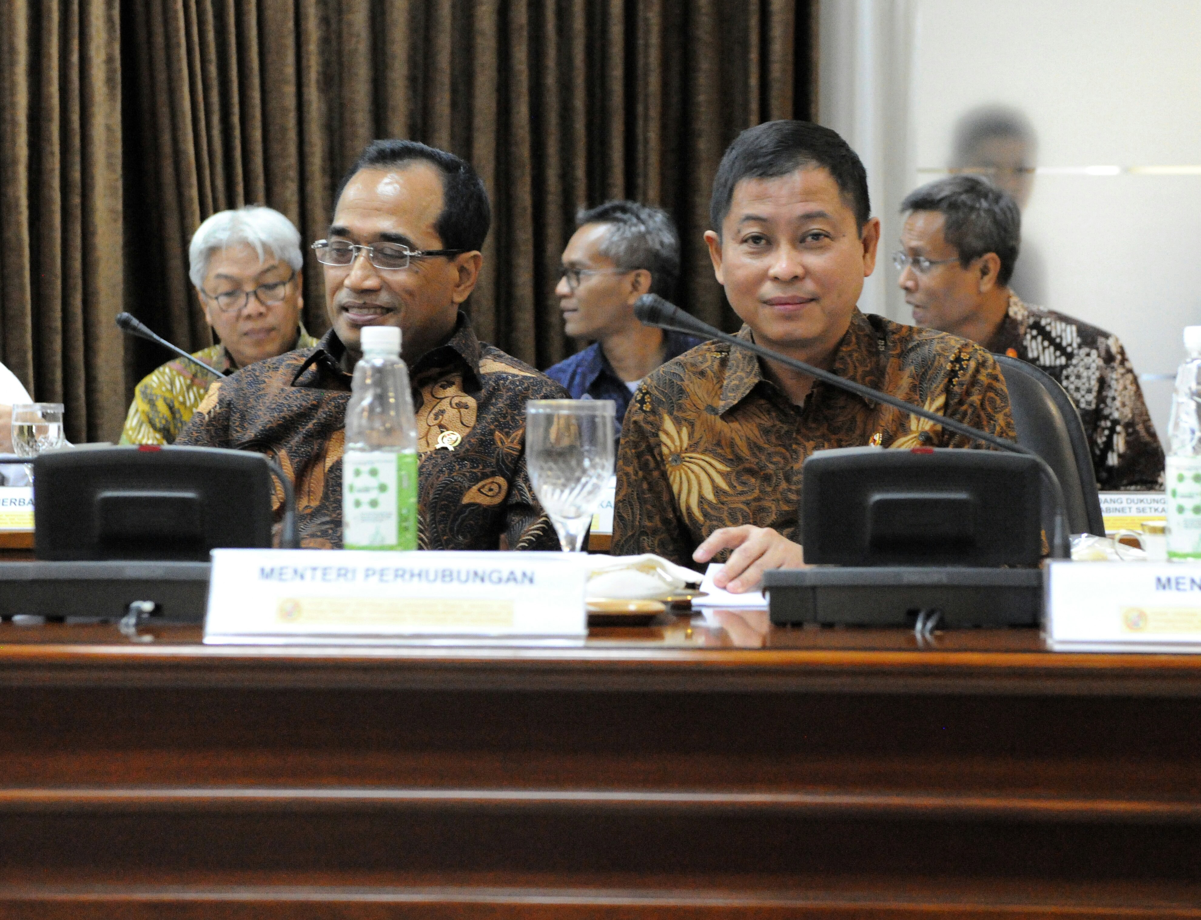 Minister of Energy and Mineral Resources Ignasius Jonan and Minister of Transportation Budi K. Sumadi attend a limited meeting on Wednesday (22/3), at the Presidential Office, Jakarta