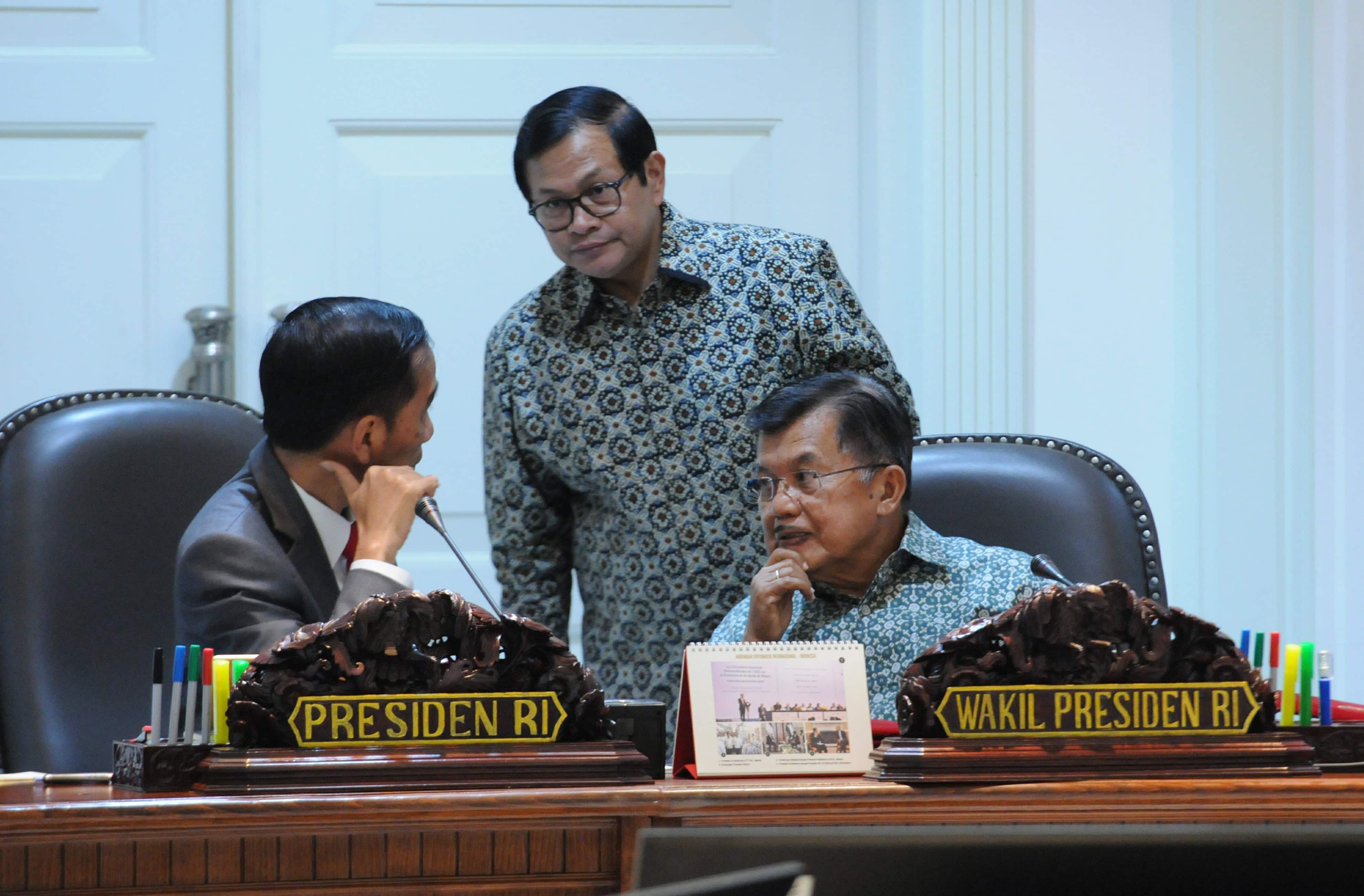 President Jokowi has discussions with Vice President Jusuf Kalla and Cabinet Secretary Pramono Anung before a closed meeting at the Presidential Office, Jakarta, Wednesday (29/3) afternoon. (Photo: JAY/PR)