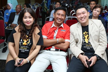 4. (L-R): IIFW™ ’18 board member Ms Maggie Ong (Director Syeun Hotel Ipoh), Nurul Nuzairi Mohd Azahari (General Manager Lost World of Tambun - hospitality partner) and Edmund Phan (board member-cum-partner for sound & lighting system @ Trinity Events)