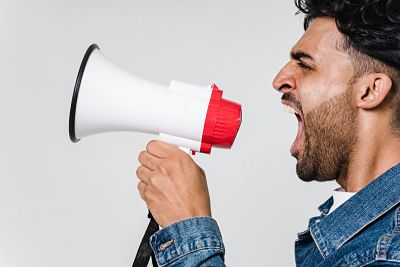 La comunicación como hipérbole, la desinformación como resultado