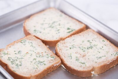 Homemade garlic bread recipe featured by top US food blogger, Sengerson