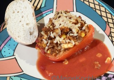 Gefüllte Paprika mit Tomaten-Sauce