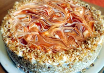Hagebutten-Haselnuss-Torte ganz