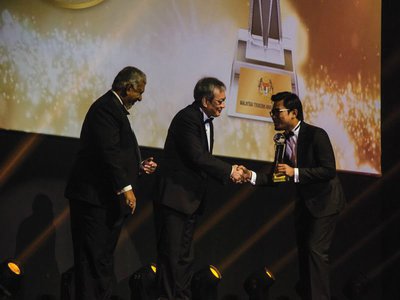 2. Programmes & Relations Director of Gaya Travel Magazine Shamsul Bahrin Zainuzzaman accepts the award for Best Tourism Article (Local – English) on behalf of contributor Farah Nadiah Zainudin