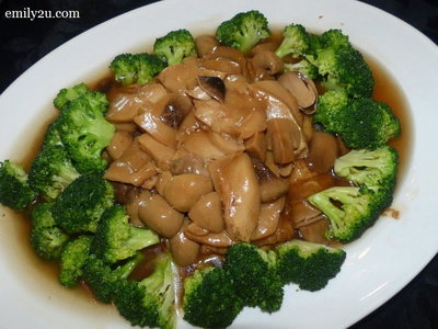 Stir-fried Broccoli with Black Mushroom & Sea Cucumber