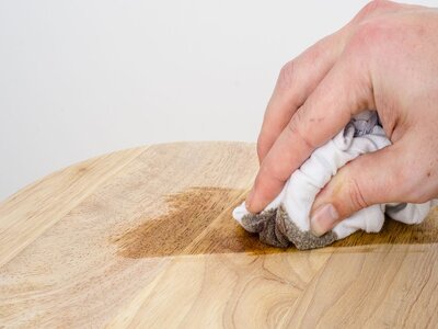 Remove the remains of the grease stains from the wood