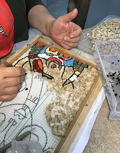 Mosaïc Concept, atelier de mosaïque : Cours de mosaïque : interprétation d'un tableau en marbres et émaux de Venise