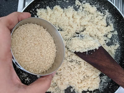 Adding sugar to semolina