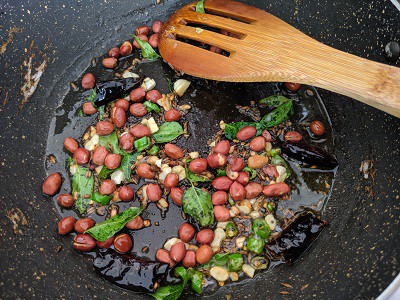 Tempering with groundnuts