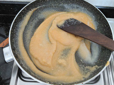 Mixing the poha with water and food colour