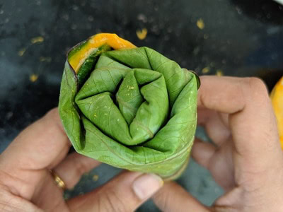 The roll should be tightly packed so that the besan filling should remain inside and not ooze out