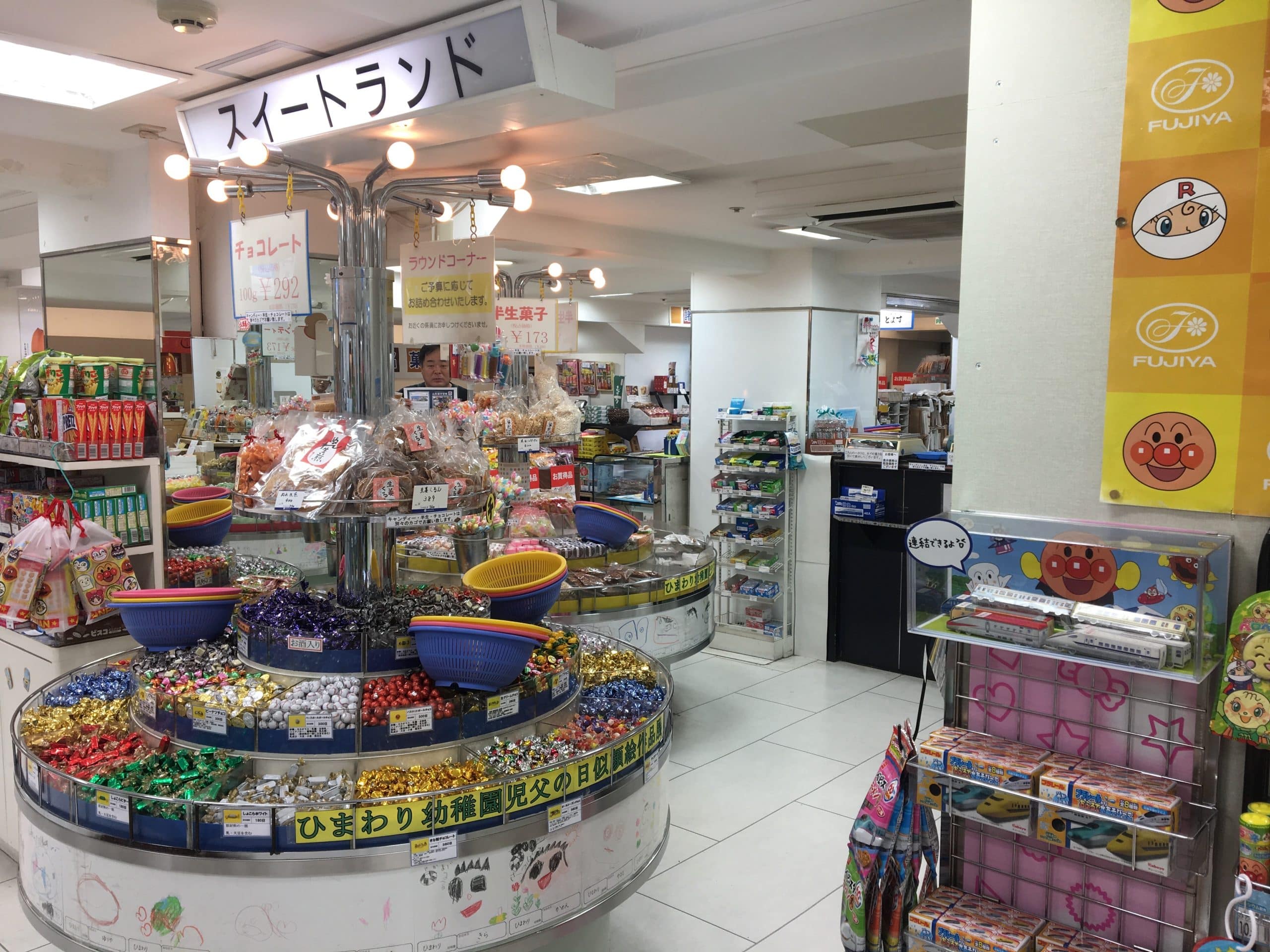 【鹿児島】山形屋お菓子ラウンドコーナーの写真に恐ろしいものが写り込んでいた【ステ☆ショー】