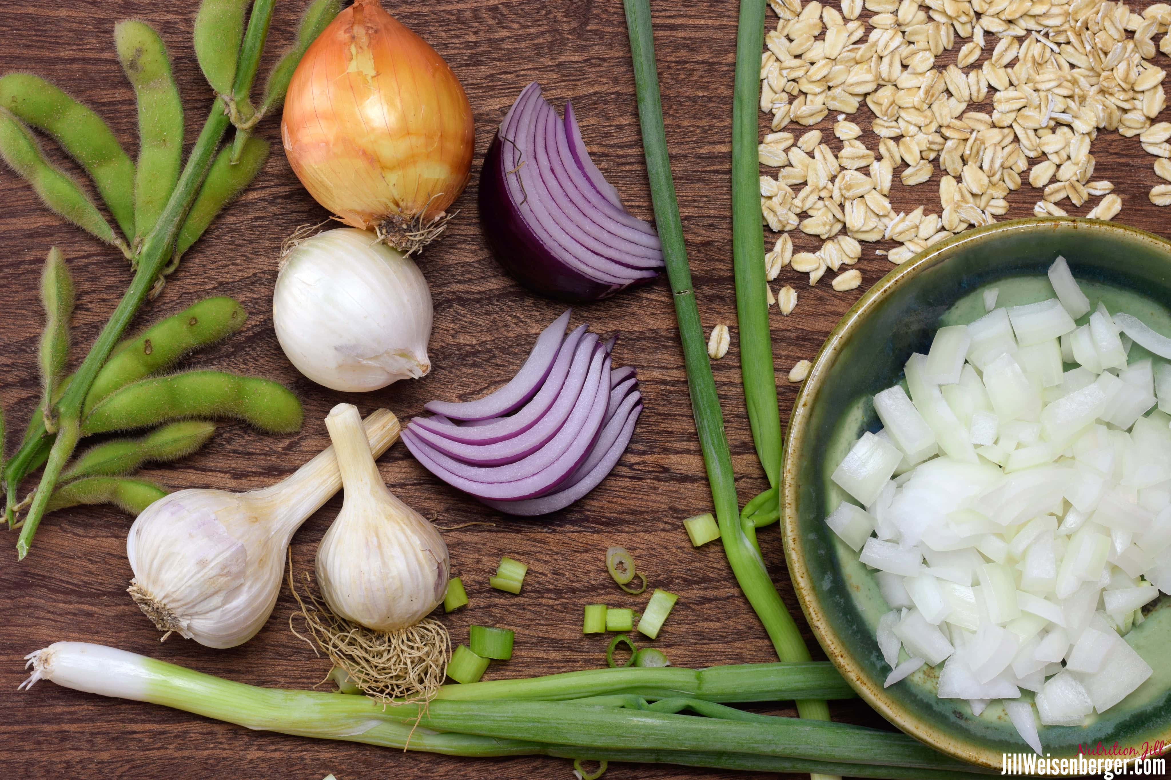 Find out the importance and best sources of prebiotics. And take a look at a list of words to help you identify prebiotics on food labels | @jweisenberger #nutritionjill #prebioticfoods #guthealthyfoods Prebiotic food sources including onions, garlic, oats and edamame