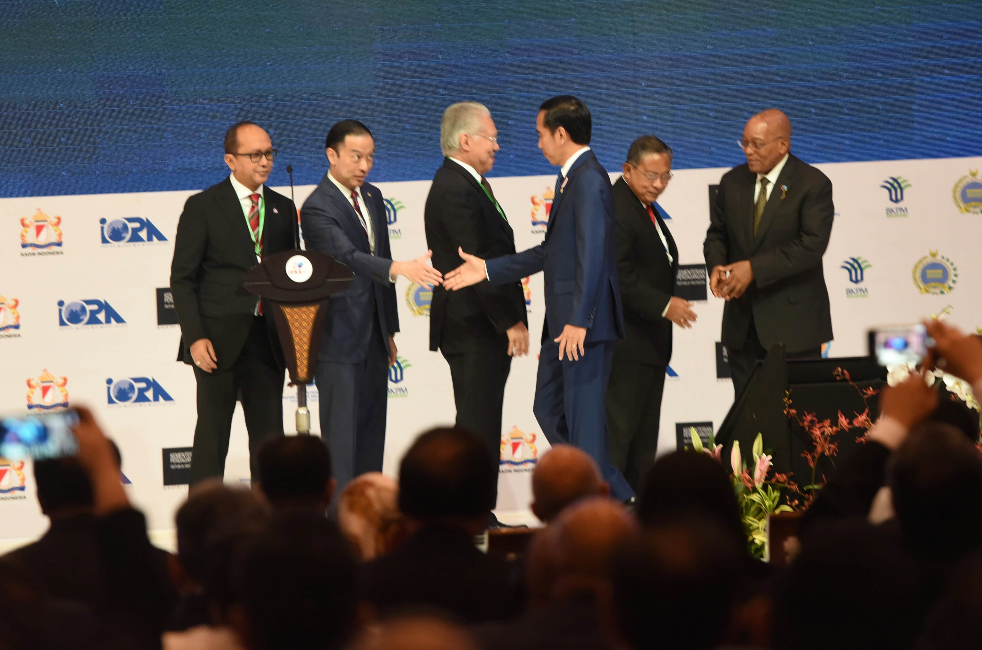 President Jokowi shakes hands with a number of guests after delivering his remarks at the IORA Business Summit held at JCC Jakarta, Monday (6/3) (Photo by: Rahmat/Public Relations Division)
