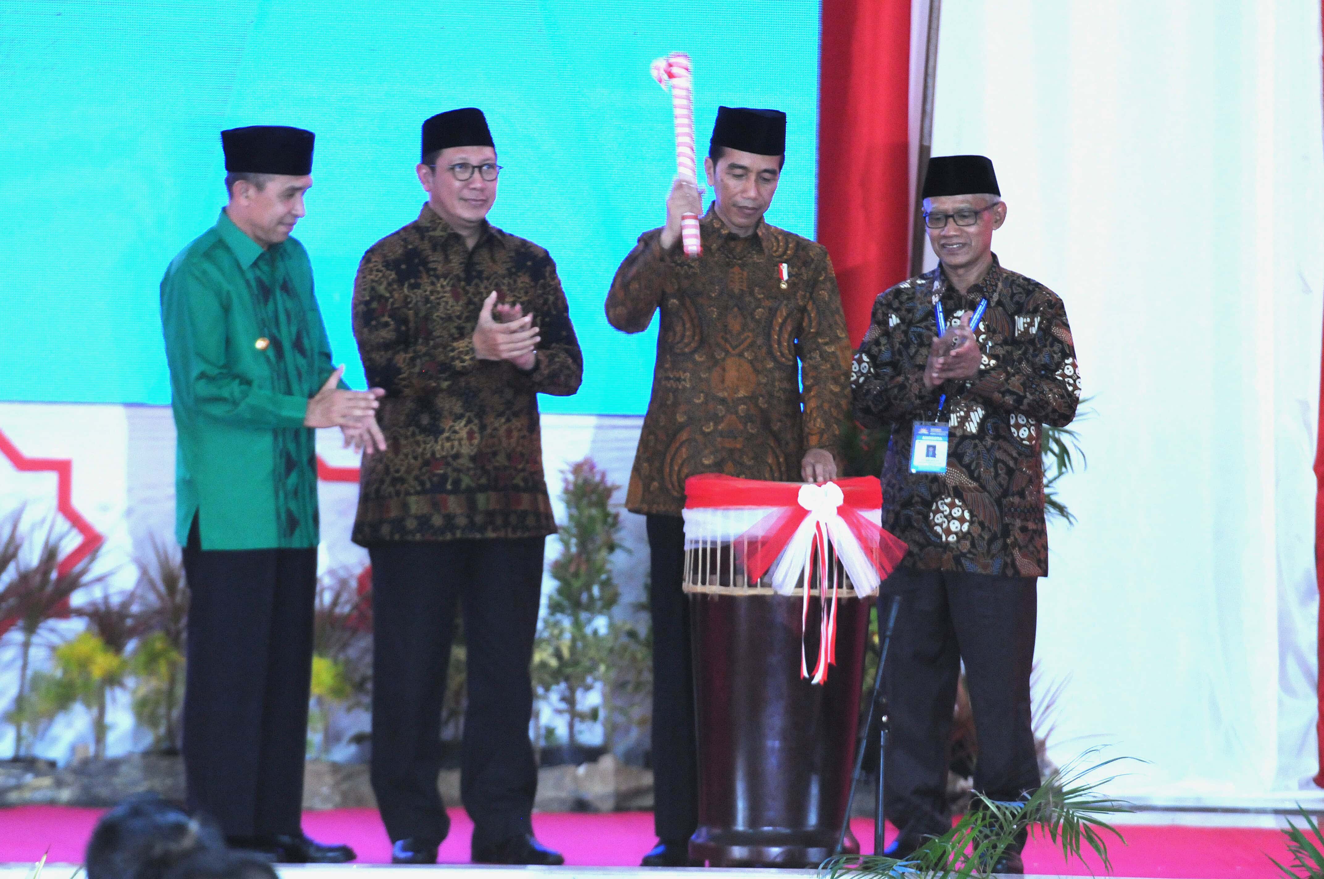 Presiden Jokowi didampingi Menag saat membuka acara Tanwir Muhammadiyah di Ambon, Maluku (24/2). (Foto: Humas/Rahmat)