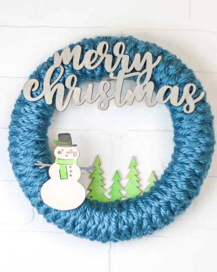 Watch this video tutorial to learn how to make a crochet wreath using a lbulky yarn and very simple crochet skills. This projects is great for beginners and first time crocheters. #yarncrafts #holidaydecor #DIYwreaths