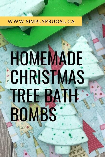 These Christmas Tree bath bombs can be made in just a few minutes even by beginners and deliciously scented! #bathbombs #diybeauty These Christmas Tree bath bombs can be made in just a few minutes even by beginners and deliciously scented! #bathbombs #diybeauty