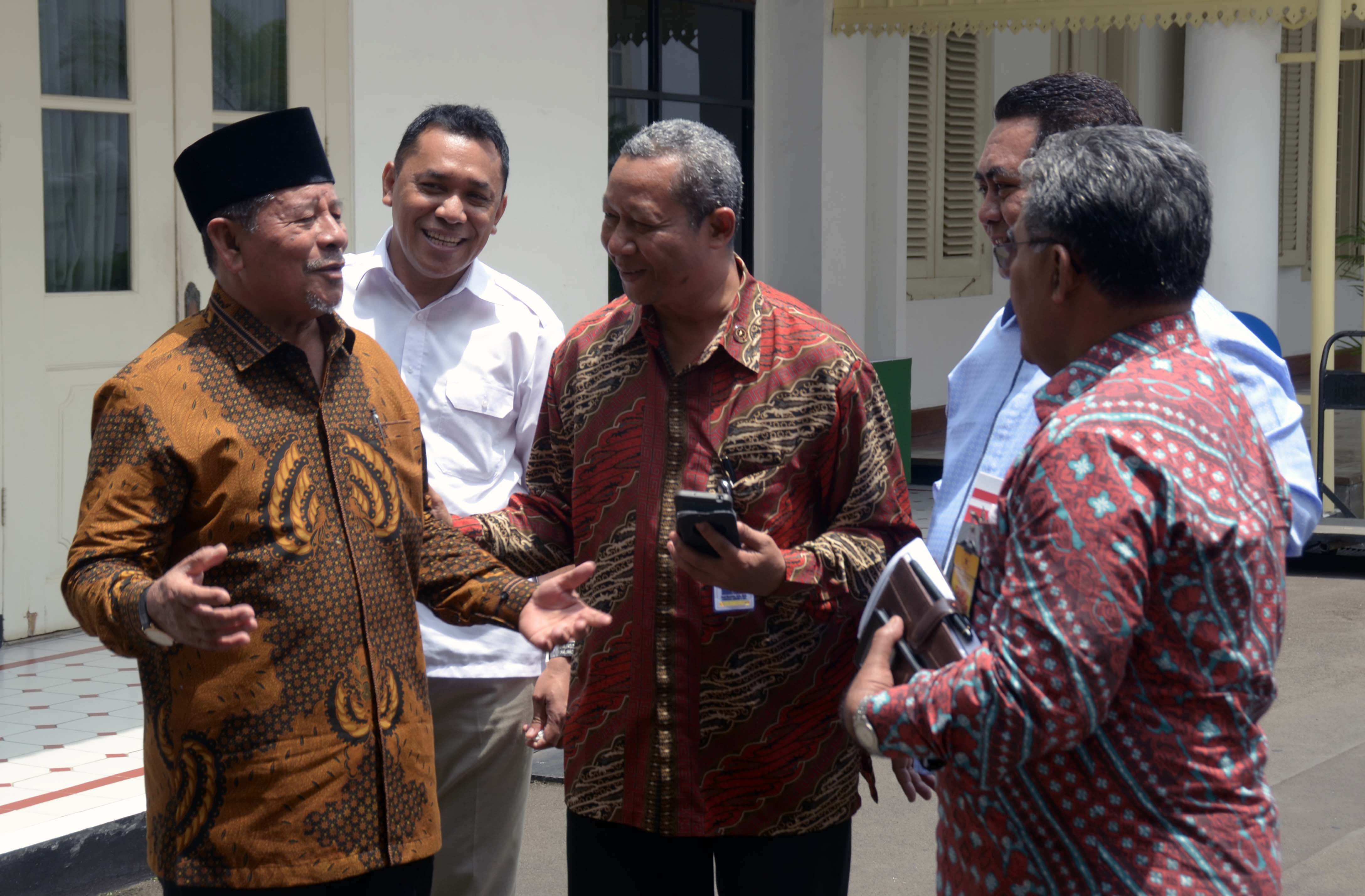 Gubernur Maluku Utara Abdul Ghani Kasuba menjawab wartawan usai rapat terbatas, di Kantor Presiden, Jakarta, Selasa (28/2) siang. (Foto: JAY/Humas)