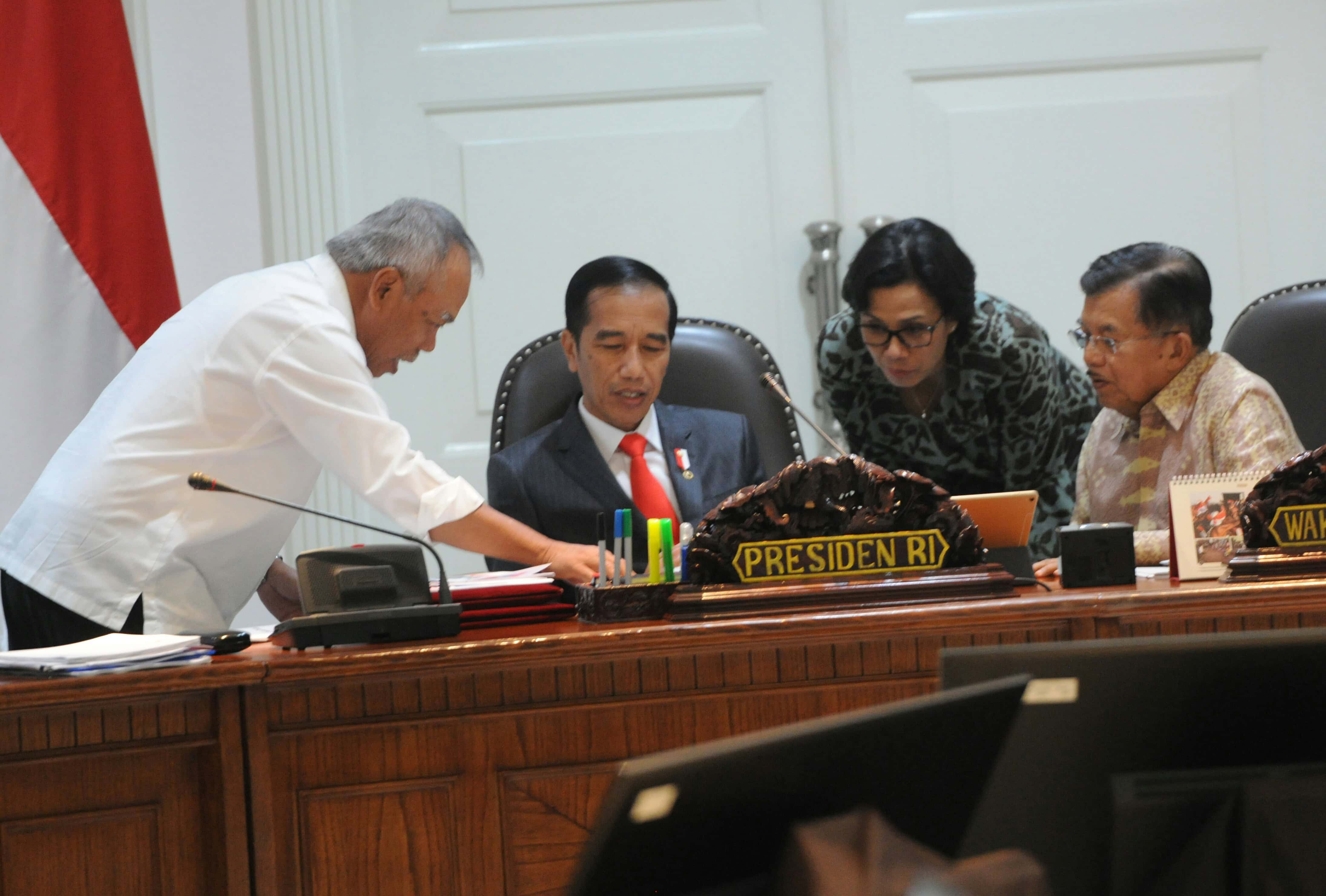 President Jokowi has discussions with Vice President, Finance Minister, and PUPR Minister before a Limited Meeting on Infrastructure Financing at the Presidential Office, Jakarta, Tuesday (11/4). (Photo: PR/Rahmat)