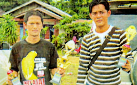 Fredy (kiri) dengan dua piala, didampingi sahabatnya, Rico.