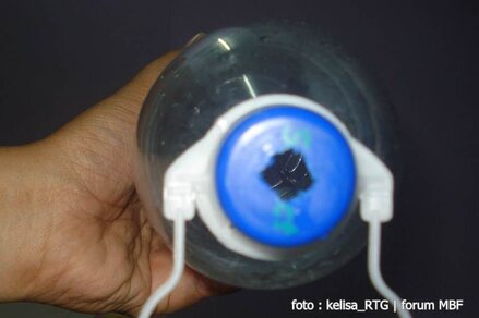 Dengan paku panas untuk melubangi tutup botol tersebut