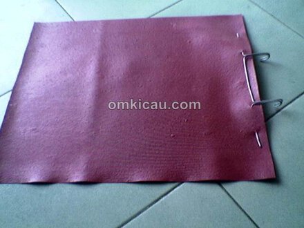 Kawat di tusukan pada karpet | Foto: Subianto, Jakarta Timur