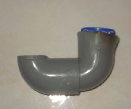 Setelah dipanaskan masukan tutup botol lalu rekatkan dengan lem, setelah itu bagian ujung dipotong 1/4 saja