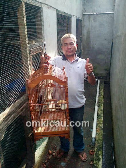 Adi Pirang bersama kacer Daglex DW. (Foto: Kelana Lana)