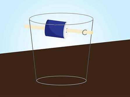 Pasang kaleng dengan memasukan tongkat kesetiap lubang dari ember