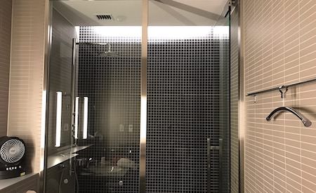 ANAラウンジのシャワー内観