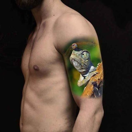 Животные тату хамелеон на плече