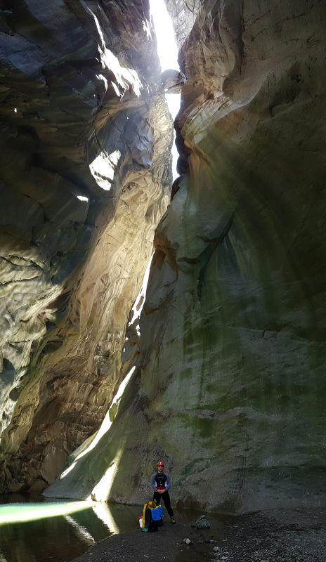 En bas du rappel de 90 m après la descente de la chapelle dans Fleurs jaunes intégrale. Canyoning fleur jaune intégrale dans la chapelle à Cilaos.