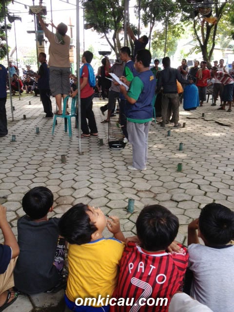 Anak-anak pun kepincut nonton lomba burung.