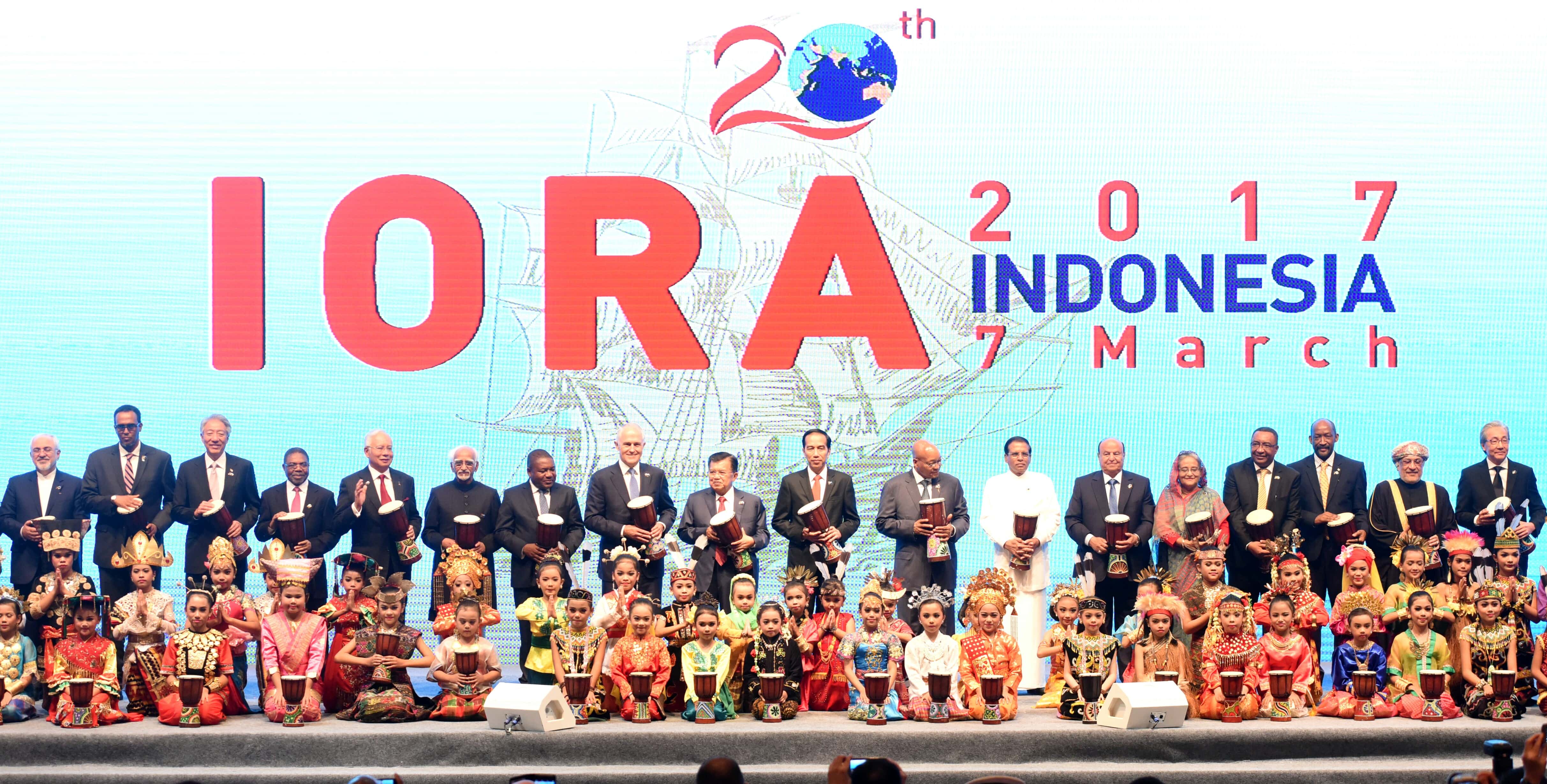 President Jokowi and Vice President Jusuf Kalla hold tifa, to be beated to open the IORA Summit, at the Jakarta Convention Center, Tuesday (7/3) morning (Photo: Rahmat/PR)