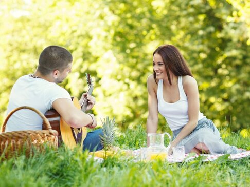 Have a socially distanced picnic date during a pandemic