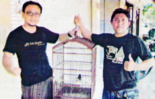 Yogi dan Yanwi bersama kacer Suara Sakti ( Foto : Tabloid Agrobur )