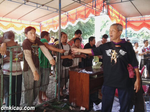Berburu tiket Valentine sejak pagi hari.