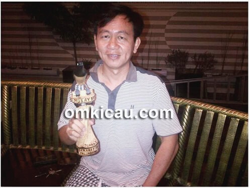 Yongka bersama trofi kemenangan MB Panglima di Musi Palembang 2013. (Foto : Kelana Lana)