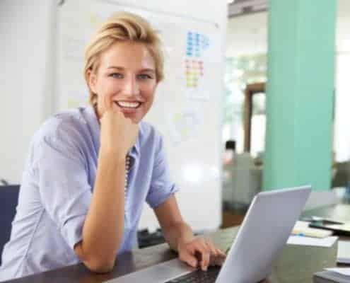 Therapeutin lernt online ein neues Therapiekonzept kennen.