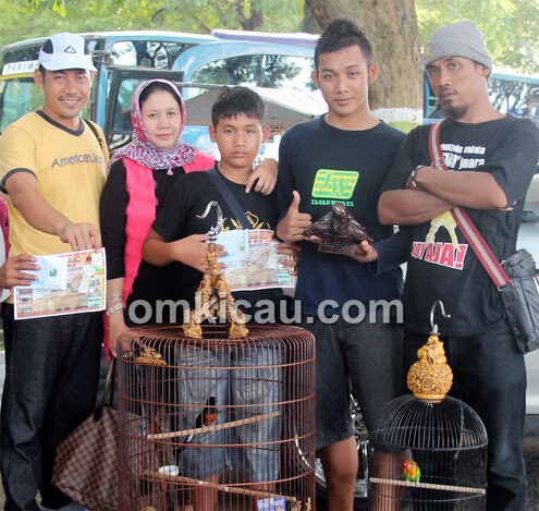 H Antok Bojonegoro bersama keluarga: Juara 1 Kelas Murai Batu VIP.