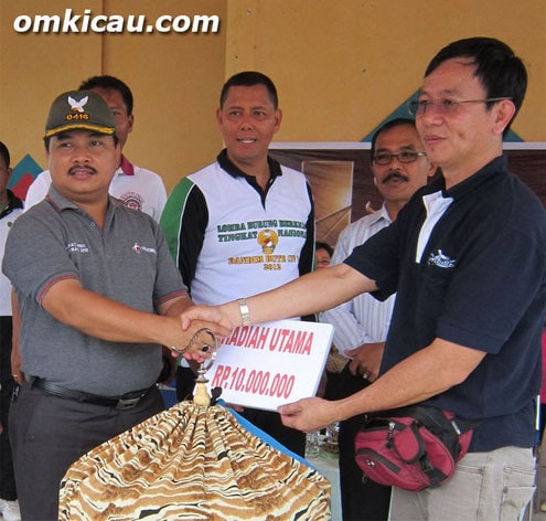 YONGKA TERIMA HADIAH UTAMA