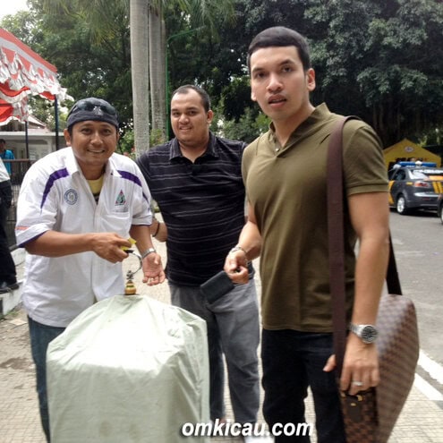 Dari kiri ke kanan: Pungki, Ramadhan, dan M Khadafi. "Lumayan dapat satu buruan," kata Om Dafi.
