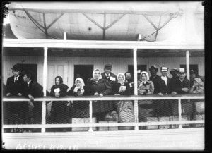 Immigrants arrive in New York from Ellis Island circa 1912. (National Library of France/Public Domain)