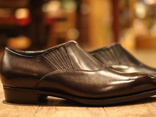 RTW lazy man från Central Shoes, som trots relativt låg prissättning har detaljer som den inåtlutande, "tapered", klacken.