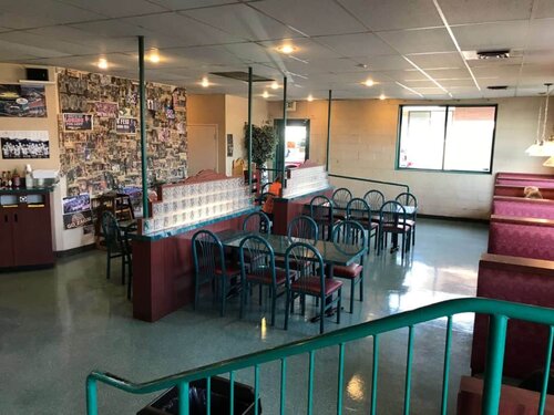 inside seating at ultimate bagel
